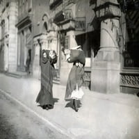 Hine: domaća industrija, 1912. Dvije Žene Nose Hrpe Odjeće Za Rad Od Kuće. Fotografija Louisa Heina, u blizini Njujorške ulice Bleecker,