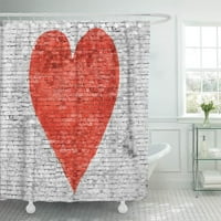 Crveno srce, simbol ljubavi, na zidu od bijele opeke, zavjesa za tuširanje