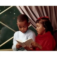 Posterazzi izbliza snimaju dječaka kako čita knjigu sa sestrom, ispis plakata - u trgovini