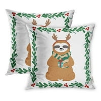 Slatka beba lijenčina odjevena u jelenske rogove smiješno drži Bo božićnu hipstersku jastučnicu, set od 2 jastučnice