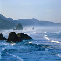 Stijene sijena u Cannon Beachu iz državnog parka Ecola, Okrug Clatsop, Oregon, SAD tiskanje plakata tvrtke mn
