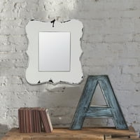 Kolekcija & Ukrasno zidno ogledalo od istrošenog bijelog drveta u seoskoj kući