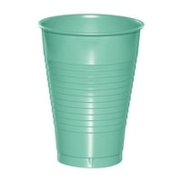 Plastične čaše od svježe metvice i začinskog bilja za goste